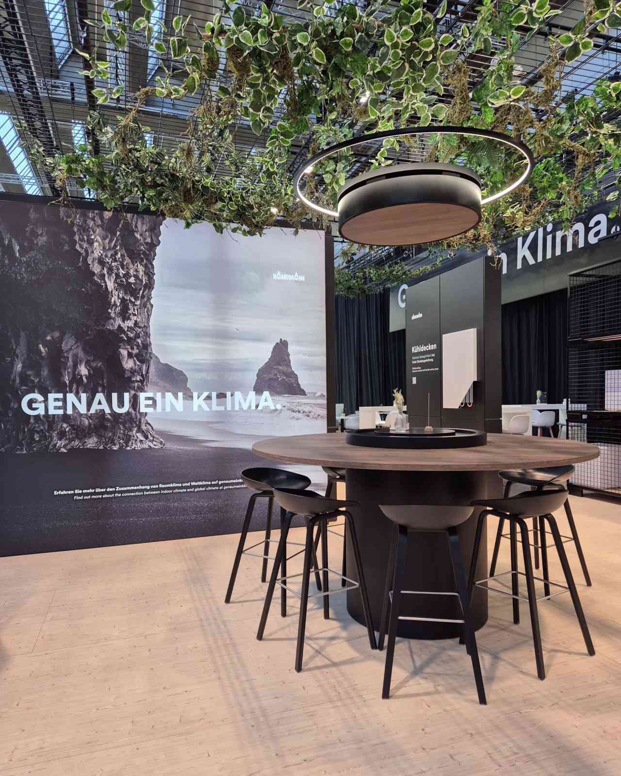 Kampmann Kadius in houtlook, met lichtring, installatie op de Kampmann ISH beursstand 2025